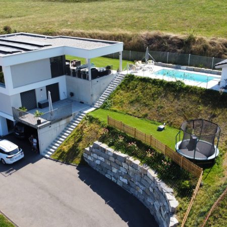 Haus und Pool von oben