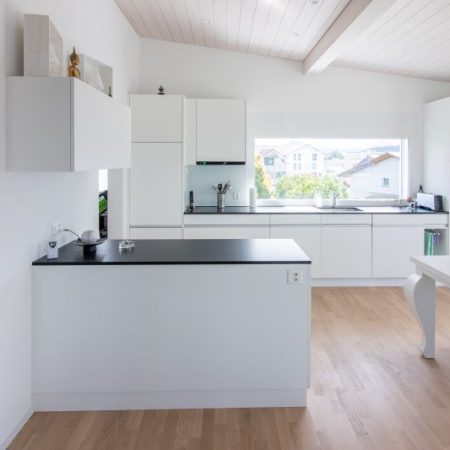 helle Küche mit moderner Einrichtung