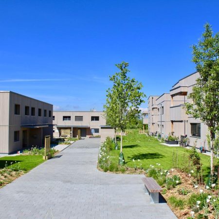 Der Innenhof mit viel Grün und Möglichkeiten zum Spielen & Verweilen